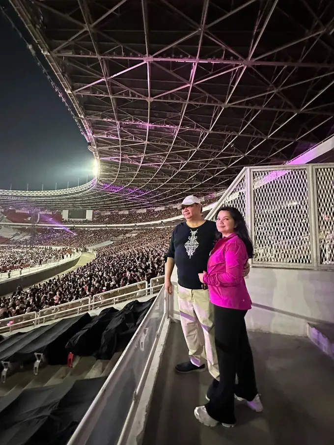 Gaya Kasual Istri Menko Perekonomian Airlangga Hartanto Saat Foto Bareng BLACKPINK