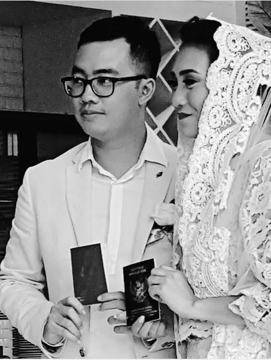 Aktor kelahiran Malang 34 tahun itu juga meminta maaf pada seluruh keluarga dan kerabatnya. Pernikahan pasangan ini terbilang diam-diam, lantaran keduanya tidak terdengar mengenai rencana nikah. (Instagram/dennisadishwara)