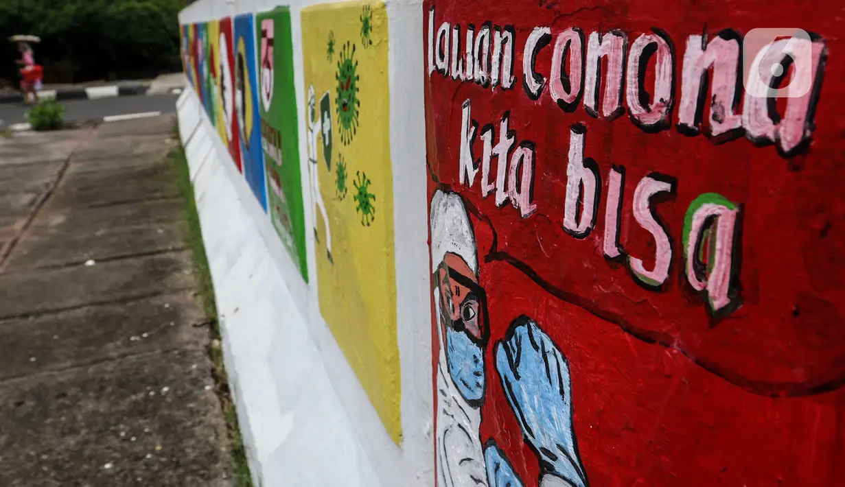 Warga melintasi mural sosialisasi bahaya COVID-19 di Jalan Sultan Iskandar Muda, Jakarta, Rabu (23/9/2020). PSBB pengetatan sepekan terakhir ini belum efektif menurunkan angka jumlah harian Covid-19 di DKI yang tercatat bertambah 1.122 kasus di ibu kota pada Selasa (22/9). (Liputan6.com/Johan Tallo)