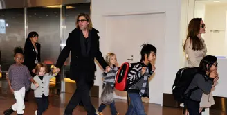 Angelina Jolie dikabarkan berubah pikiran dan akan menghabiskan Natalnya bersama dengan Brad Pitt dan anak-anak, benarkah hal tersebut? (TORU YAMANAKA / AFP)