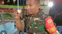 Oknum anggota TNI di Kota Kendari yang mempertanyakan keaslian beras di warung makan, Selasa (7/1/2020).(Liputan6.com/Ahmad Akbar Fua)