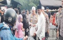 Dapur Lapangan Polda Kalsel Bagikan 1.400 Takjil, Pererat Kebersamaan dengan Masyarakat