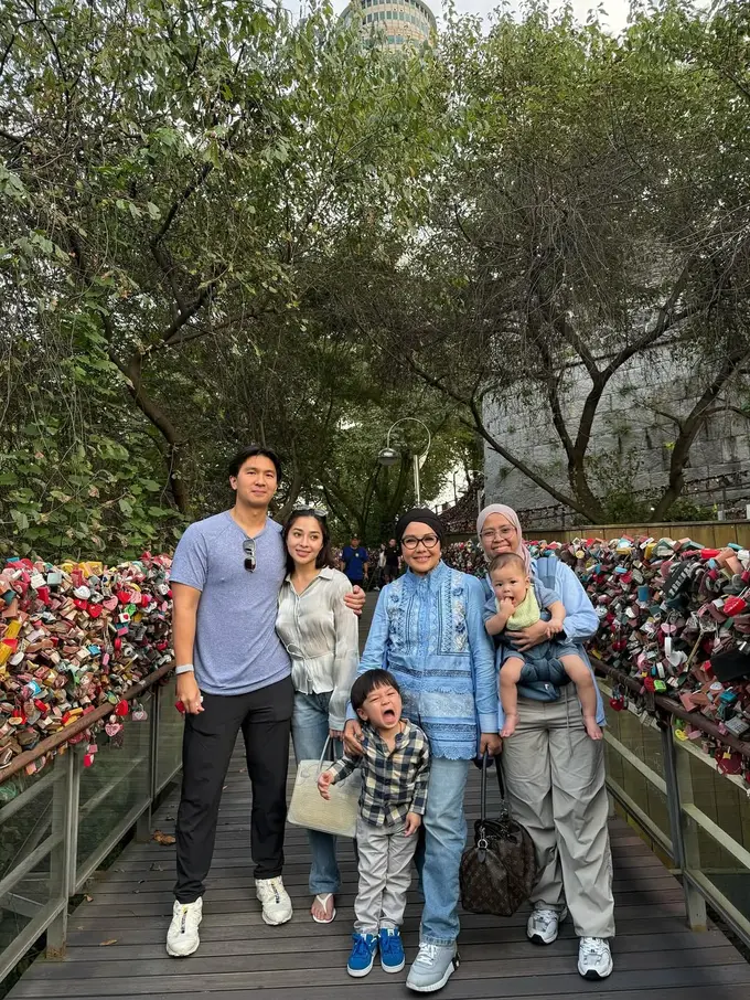 Gaya Old Money Nikita Willy Liburan ke Korea Selatan Bareng Keluarga, Tampil Serba Silver dan Tas Hermes