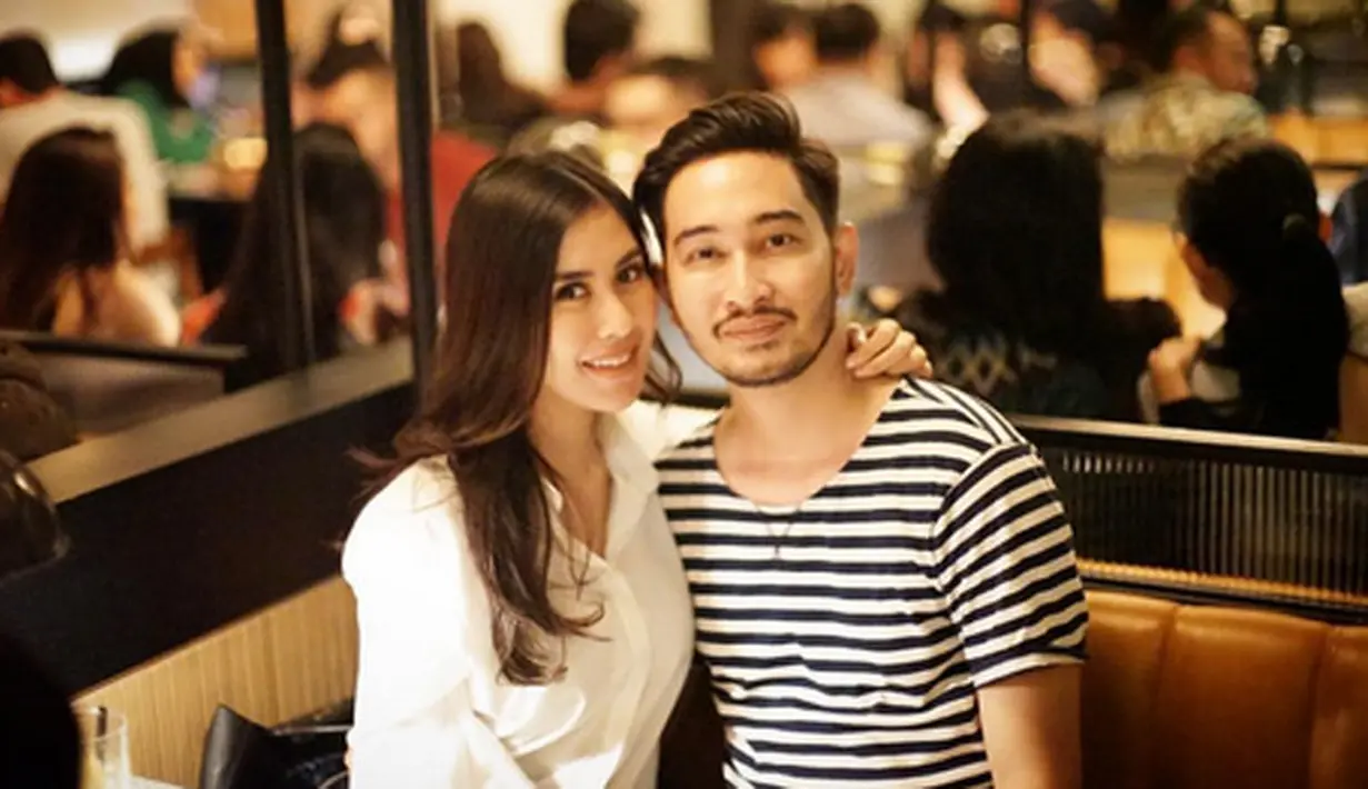 Salah satu yang menjadi alasan sebelum musim hujan untuk meminang adik Raffi Ahmad itu, Jeje mengungkapkan alasannya. Bahwa keduanya tidak suka pernikahan di dalam gedung. Keduanya sepakat suasana outdoor. (Instagram/ritchieismail)