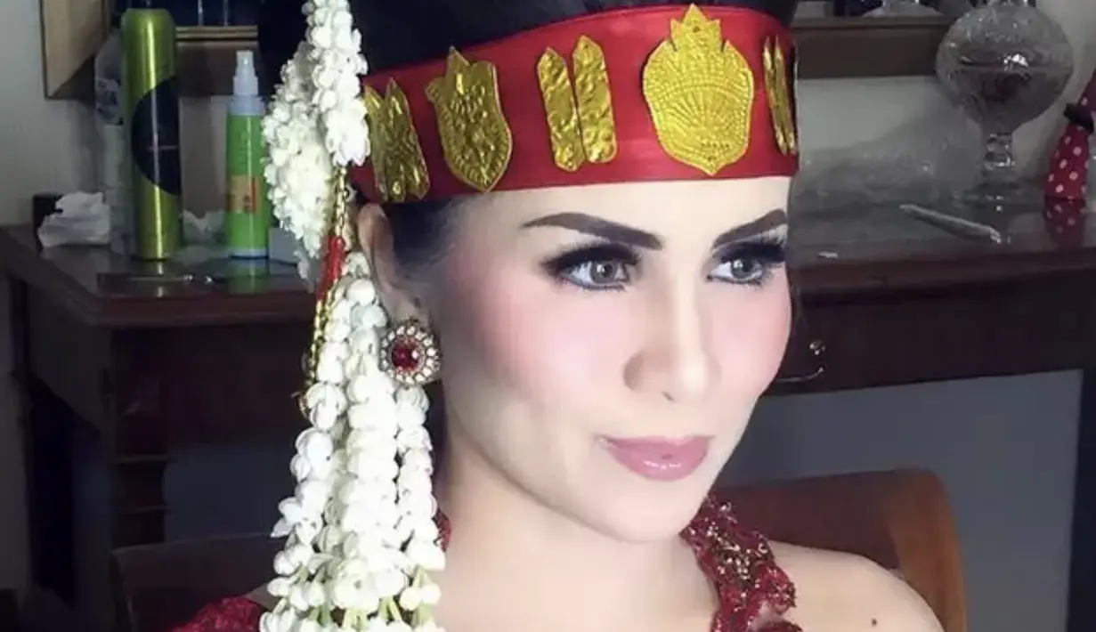 Momo Geisha terlihat manglingi dengan kebaya merah dan ikat kepala khas Toba. [Foto: Instagram/ Momo Geisha]