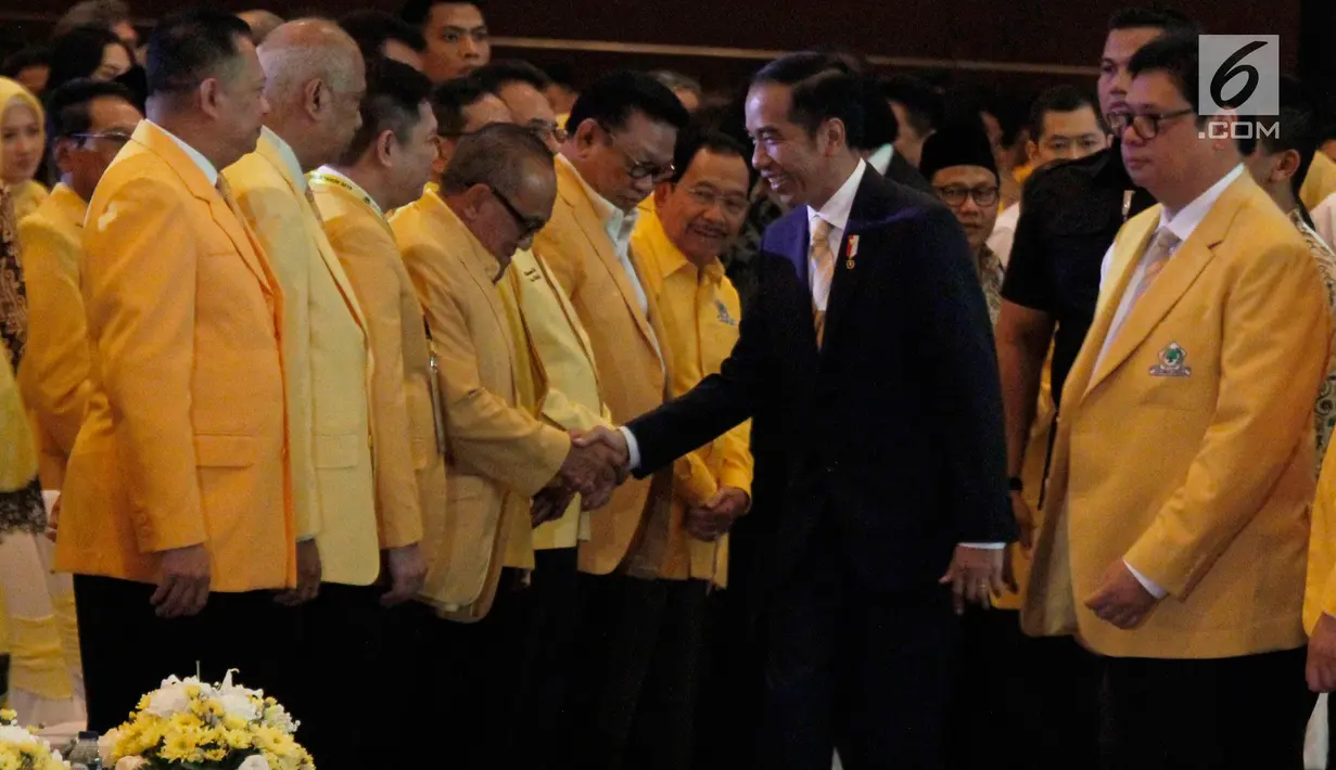 Presiden Joko Widodo (Jokowi) didampingi Ketua Umum Golkar, Airlangga Hartarto menyapa Ketua Dewan Pembina Partai Golkar, Abu Rizal Bakrie saat menghadiri HUT ke-54 Partai Golongan Karya (Golkar) di Jakarta, Minggu (21/10). (Liputan6.com/Angga Yuniar)