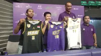 CLS Knights Indonesia memperkenalkan jersey baru yang akan dipakai mengarungi ASEAN Basketball League 2018-2019, di GOR Kertajaya Surabaya, Rabu (7/11/2018). (Bola.com/Zaidan Nazarul)