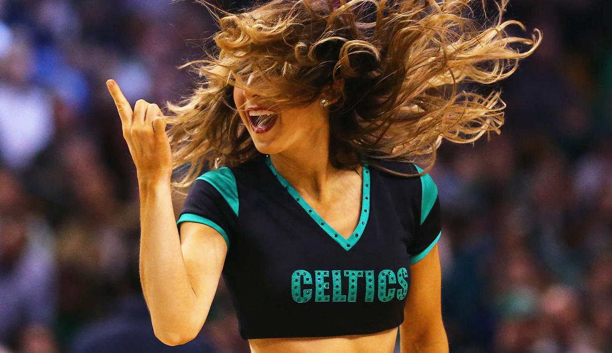 Seksi Dancer beraksi pada game ketiga Boston Celtics vd Toronto Raptors  pada lanjutan NBA di TD Garden, Boston, Massachusetts, Kamis (24/3/2016) WIB. Celtics menang 91-79. (Maddie Meyer/Getty Images/AFP)