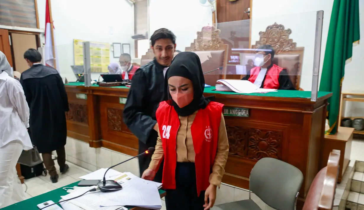 Medina Zein mengaku hanya mendekatkan diri pada Tuhan, agar semua masalah yang dihadapi bisa cepat selesai.(Kapanlagi.com/Muhammad Akrom Sukarya)