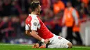 Gelandang Arsenal, Mezut Ozil melakukan selebrasi usai mencetak gol kegawang Muenchen pada pertandingan liga Champions di Emirates Stadium, London, Inggris  (20/10/15). Arsenal menang atas Muenchen dengan skor 2-0. (Reuters/Dylan Martinez)