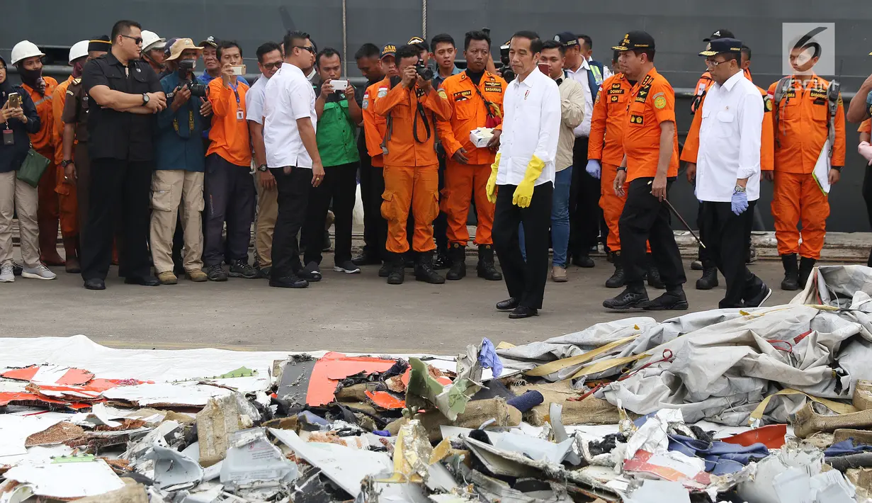 Presiden RI, Joko Widodo (keempat kanan depan) melihat barang yang diduga milik penumpang pesawat Lion Air JT 610 di Pelabuhan JICT 2, Jakarta, Selasa (30/10). Sejumlah barang ditemukan petugas dalam operasi pencarian. (Liputan6.com/Helmi Fithriansyah)
