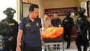 Jenazah pelaku skimming WNA asal Bulgaria yang ditembak mati oleh polisi dibawa ke RS Polri R Said Sukanto, Jakarta Timur, Kamis (5/4). Pelaku ditembak mati di Bekasi. (Merdeka.com/Arie Basuki)