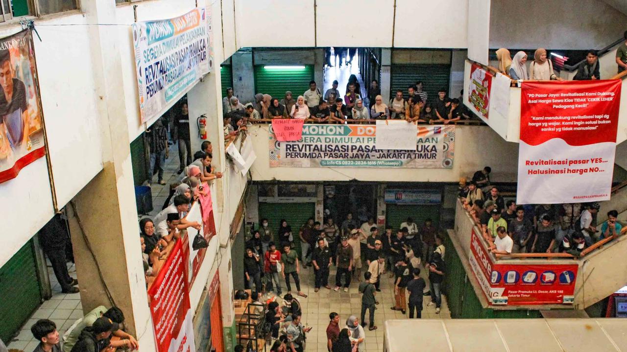 FOTO: Pasar Pramuka Lumpuh, Pedagang Gelar Aksi Tolak Revitalisasi yang Dinilai Memberatkan