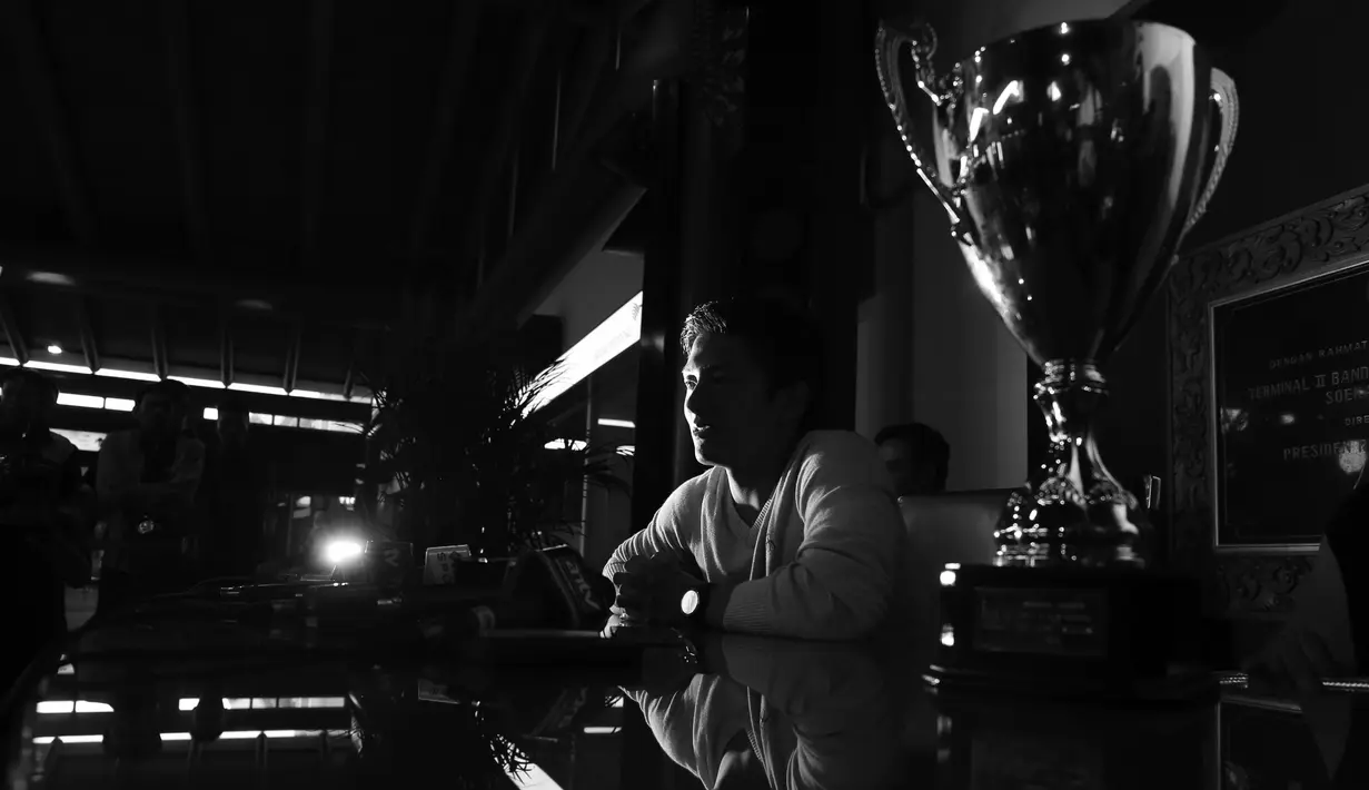 Pebalap Nasional, Rio Haryanto saat memberikan keterangan pers di Bandara Soekarno-Hatta, Cengkareng, Tangerang, Rabu (2/11/2015). (Bola.com/Nicklas Hanoatubun)