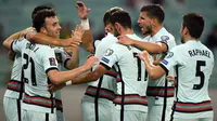 Portugal menggandakan keunggulan lima menit berselang lewat gol yang dicetak Andre Silva. Ia sukses menuntaskan umpan tarik yang diberikan Diogo Jota menjadi gol ke-10nya di Timnas Portugal. (Foto: AFP/Tofik Babayev)