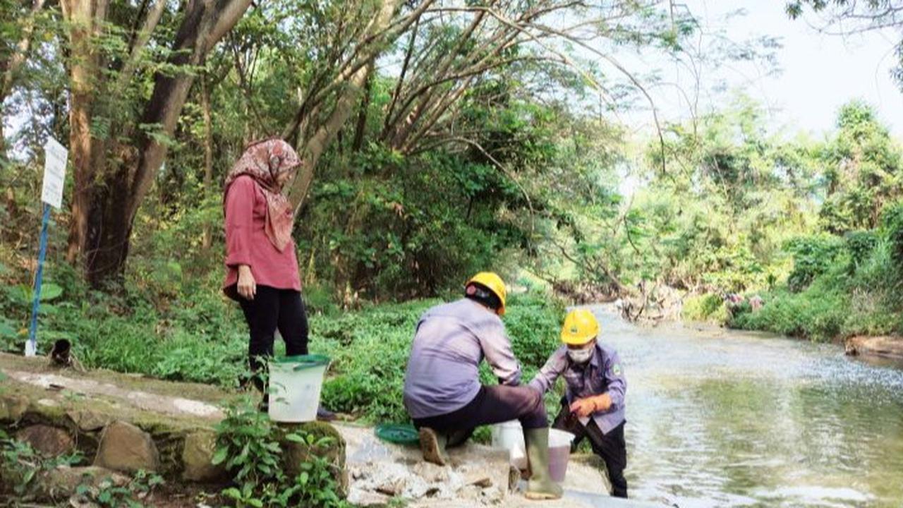 Anak Buah Dedi Mulyadi Telusuri Pencemaran Sungai Cilemahabang, Warna Air Gelap dan Berbuih