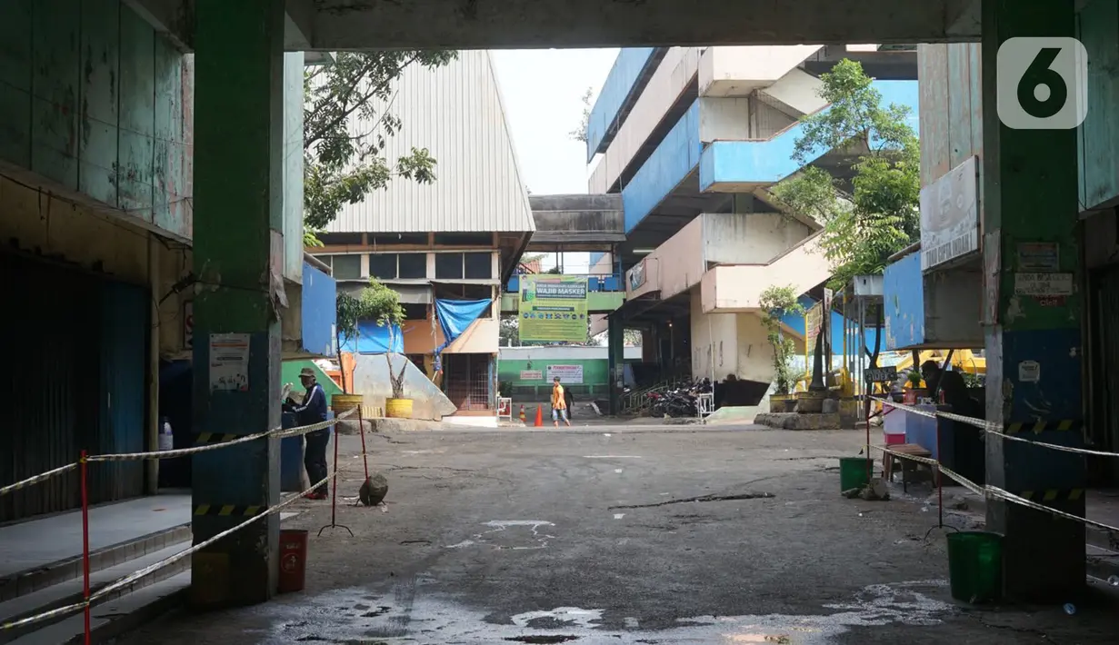 Suasana Pasar Minggu yang tutup dan sepi dari aktivitas jual beli di Jakarta Selatan, Minggu (21/6/2020). Penutupan dilakukan menyusul ditemukannya tiga pedagang yang terkonfirmasi positif Covid-19 setelah dilakukan uji usap oleh puskesmas kecamatan beberapa pekan lalu. (Liputan6.com/Immanuel Antoni