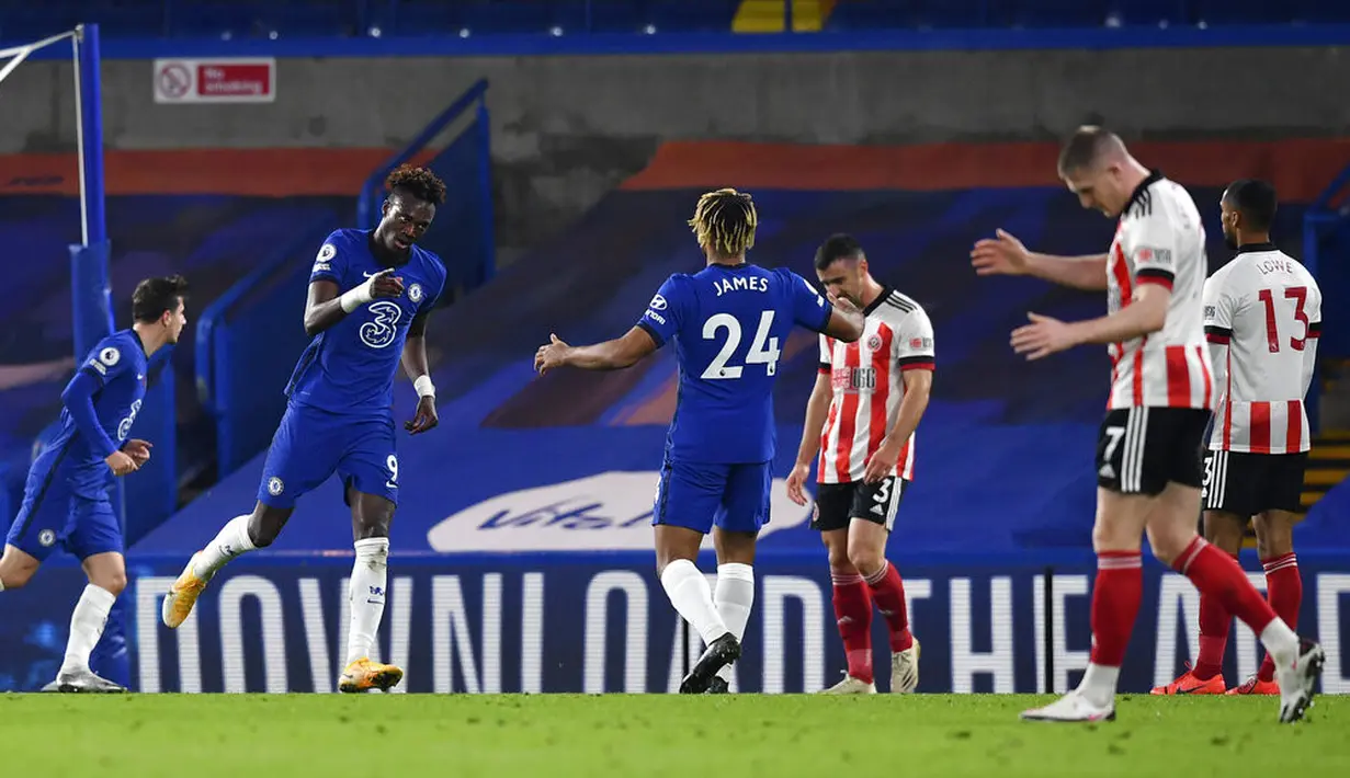 Pemain Chelsea Tammy Abraham (kedua kiri) melakukan selebrasi usai mencetak gol ke gawang Sheffield United pada pertandingan Liga Premier Inggris di Stadion Stamford Bridge, London, Sabtu (7/11/2020). Chelsea menang 4-1. (Ben Stansall/Pool via AP)