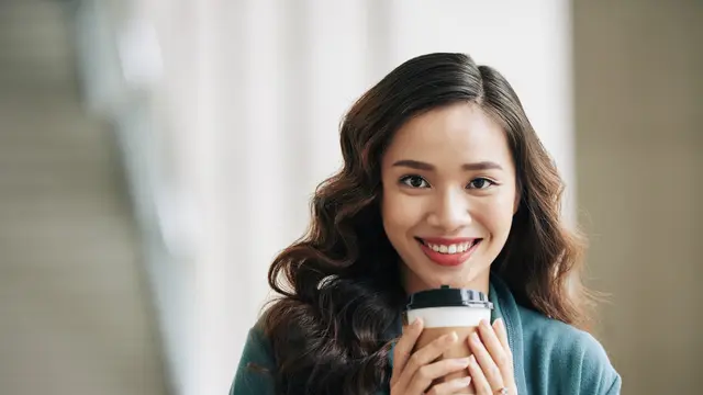 perempuan minum kopi