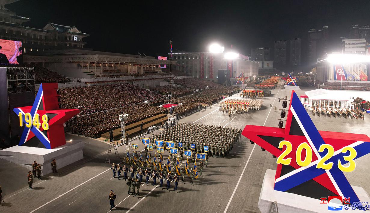 Parade militer untuk memperingati 75 tahun berdirinya Tentara Rakyat Korea digelar di Lapangan Kim Il Sung, Pyongyang, Korea Utara, 8 Februari 2023. Parade militer besar-besaran tersebut memamerkan perangkat keras terbaru dari persenjataan nuklir Korea Utara yang berkembang pesat. (STR/KCNA VIA KNS/AFP)