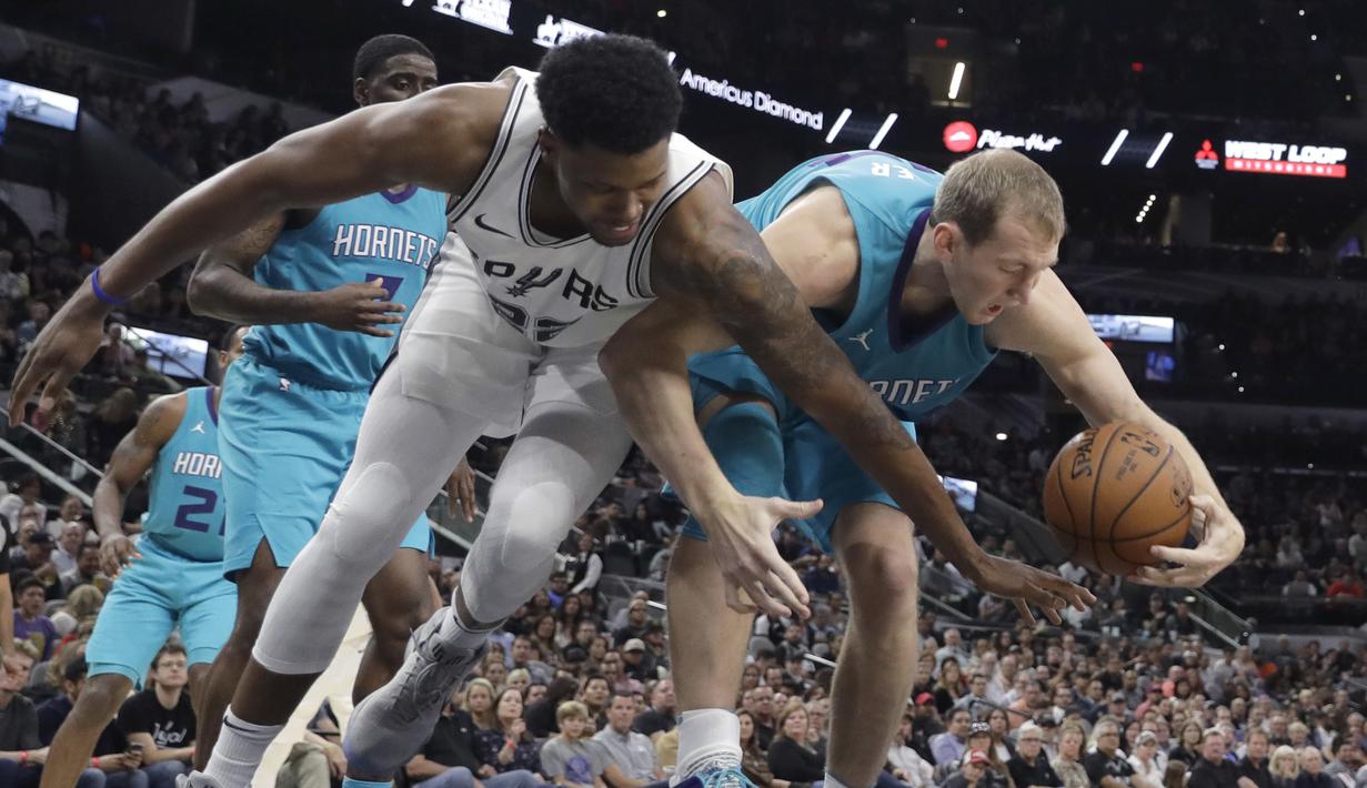 Pemain San Antonio Spurs, Rudy Gay (22) berebut bola dengan pemain Charlotte Hornets, Cody Zeller (40) pada laga NBA basketball game di AT&T Center, San Antonio, (3/11/2017) waktu setempat. San Antonio menang 108-101. (AP/Eric Gay)