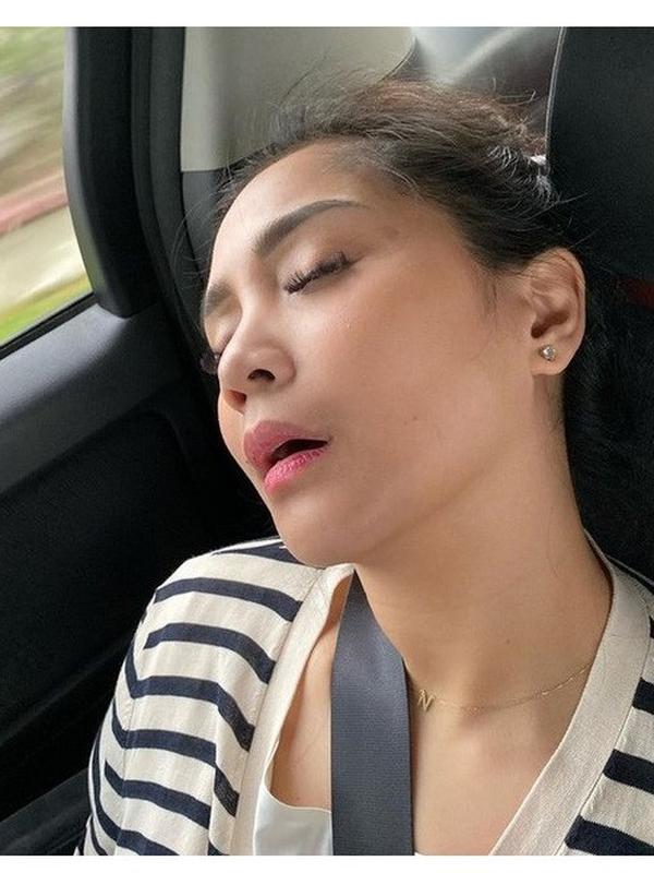 Potret Seleb Saat Tidur Mangap, Tetap Cantik dan Mempesona (sumber:Instagram/@raffinagita1717)