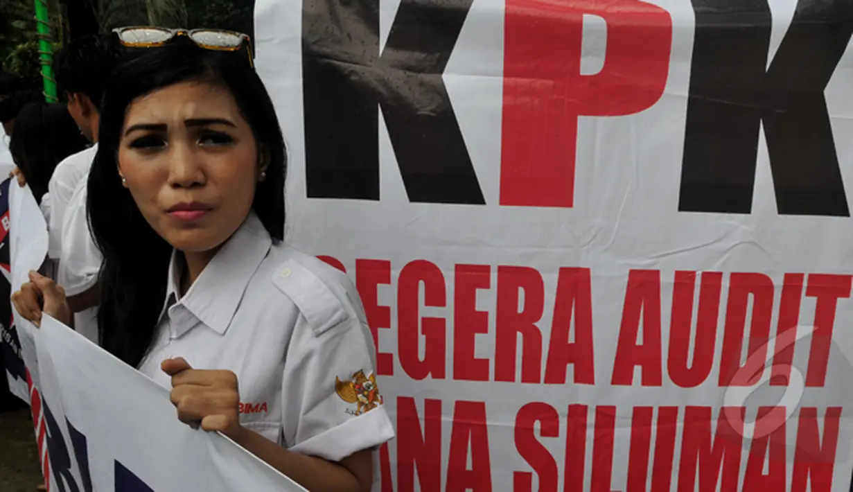 Seorang wanita pendukung Gubernur Ahok saat aksi di depan Balai Kota, Jakarta, Senin (2/3/2015). Mereka menuntut KPK untuk segera mengaudit dana siluman di DPRD DKI Jakarta (Liputan6.com/Johan Tallo)