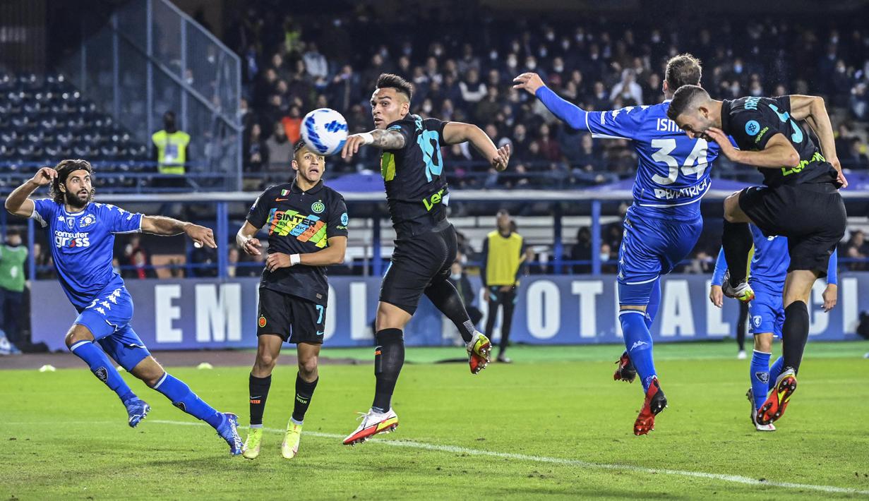 Inter sempat mencetak gol lagi pada menit ke-74. Namun, wasit kembali menganulir gol ini karena Roberto Gagliardini menyentuh bola menggunakan lengannya. Skor 2-0 untuk kemenangan Inter pun menjadi hasil akhir dari laga ini. (AFP/Alberto Pizzoli)