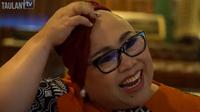 Nunung Srimulat menggunduli rambut gegara rontok efek kemoterapi. Seperti diketahui Nunung tengah berjuang melawan kanker payudara stadium dini. (Foto: Tangkapan Layar Youtube Taulany TV)