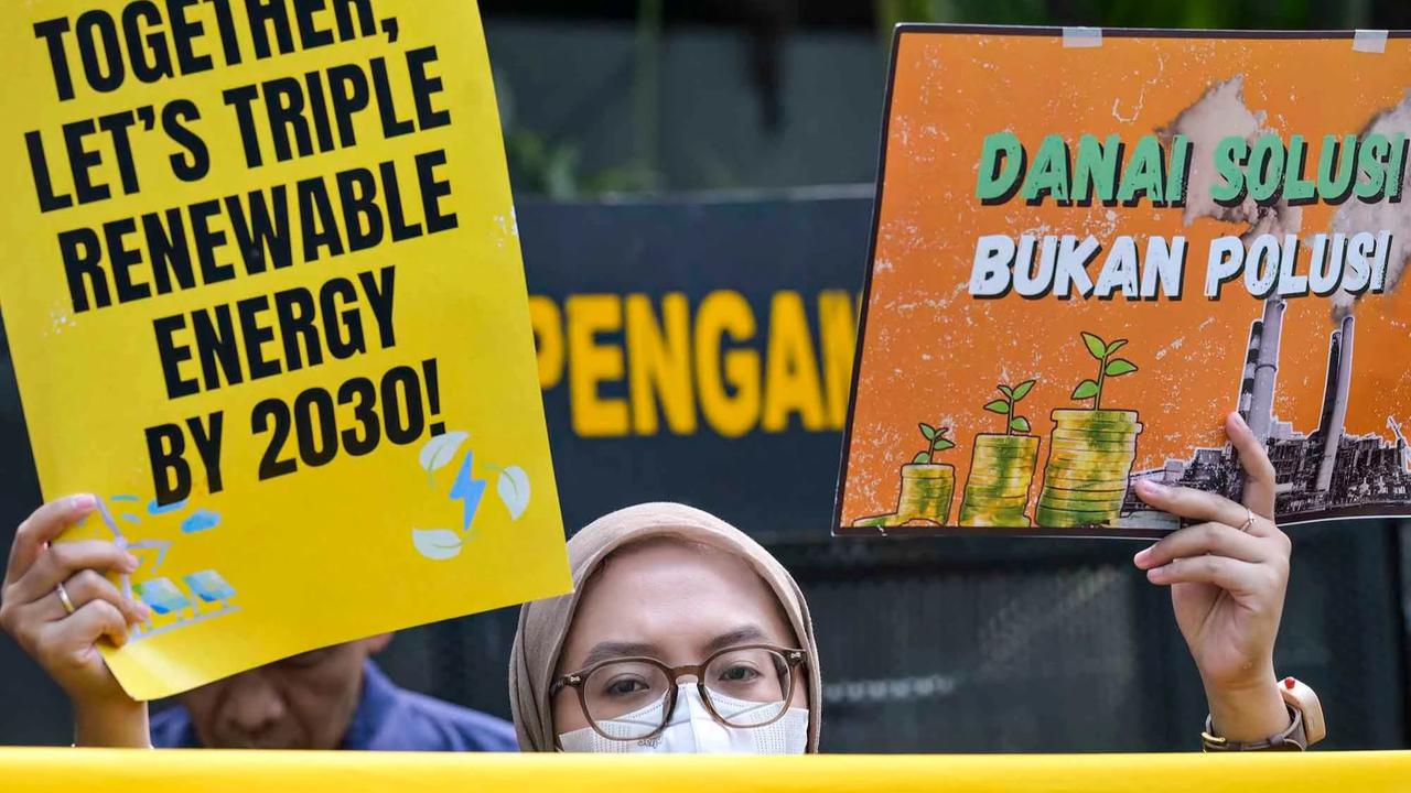 FOTO: Demo Hari Bumi Soroti Transisi Energi Nasional