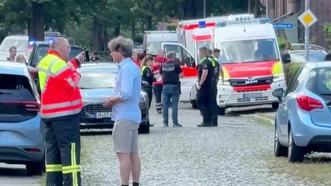 Petugas layanan darurat, warga, dan polisi berada di lokasi penembakan di Kota Stade, Jerman, Senin (29/6/2026).