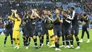 Para pemain Prancis memberikan aplaus usai mengalahkan Belgia pada laga semifinal Piala Dunia di Stadion St Petersburg, Selasa (10/7/2018). Prancis menang 1-0 atas Belgia. (AP/Martin Meissner)