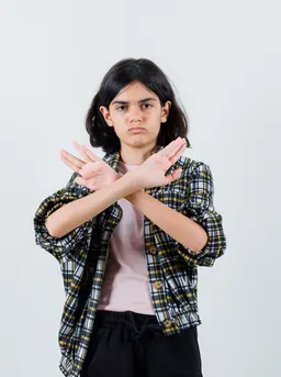 Tidak ada kata terlalu dini untuk mengajarkan anak-anak Anda siapa orang asing dan bagaimana menghindari situasi yang tidak aman. [Dok/Freepik.com/8photo].