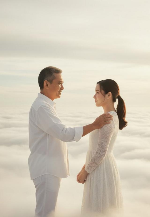 Cara Edit Foto Berpelukan di Awan dengan Orang Tua yang Telah Tiada