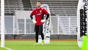 Aksi Maarten Paes saat sesi latihan Timnas Indonesia di Stadion Madya, Gelora Bung Karno, Jakarta, Sabtu (22/3/2025).