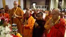 Perwakilan umat Buddha Se Asia berdoa saat menghadiri Asian Buddhism Connection Ke 3 di Gedung Praasadha Jinarakkhita, Jakarta, Sabtu (15/9). Konferensi internasional tingkat Asia ini diselenggarakan oleh Sangha Agung Indonesia. (Liputan6.com/Johan Tallo)
