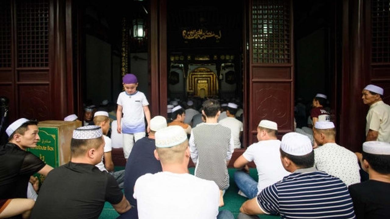 Kekhusyukan muslim minoritas China Salat Id di masjid mirip kuil