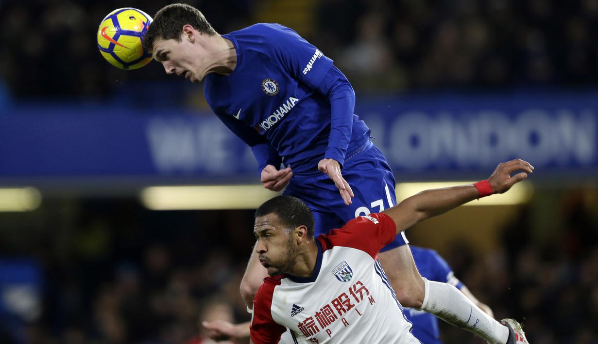 Pemain Chelsea, Andreas Christensen (atas) menyundul bola dari incaran pemain West Bromwich Albion, Salomon Rondon pada lanjutan Premier League di Stamford Bridge stadium, London, (12/2/2018). Chelsea menang 3-0.  (AP/Alastair Grant)