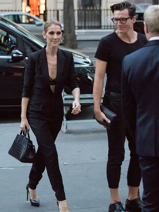 Melansir Daily Mail, beberapa media telah menyiarkan bahwa Celine telah tertangkap selama beberapa kali sedang berjalan dengan seorang pria. Setelah diselidiki, pria tersebut adalah penari latarnya. (doc. Daily Mail)