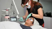 dr Wenny Tan melakukan treatment Laser 4D (Liputan6.com/Pool/Beauty Inc Sunrise Garden Jakarta Barat)