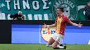 Dua assist itu dikirimkan oleh Dean James kepada striker andalan Go Ahead Eagles, Milan Smit. Sang penyerang pun menyambar umpan James dengan sangat baik. (AP Photo/Thanassis Stavrakis)