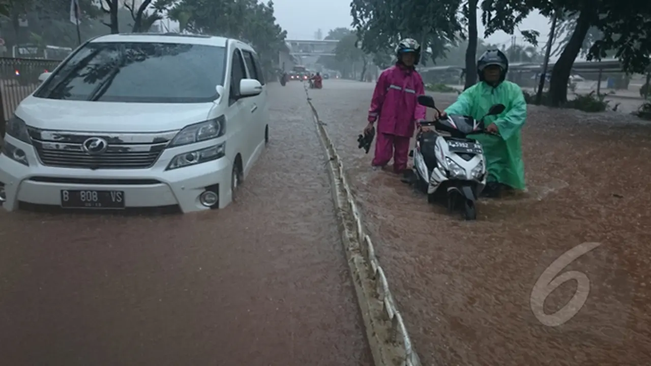 Banjir di Kawasan Cempaka Putih Mencapai Selutut Orang Dewasa