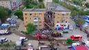 Suasana lokasi ledakan gas alam di sebuah gedung apartemen di Volgograd, Rusia (17/5). Dua orang tewas dan delapan lainnya cedera dengan tiga orang mengalami luka serius akibat kejadian ini. (Russian Emergency Ministry press service photo via AP)