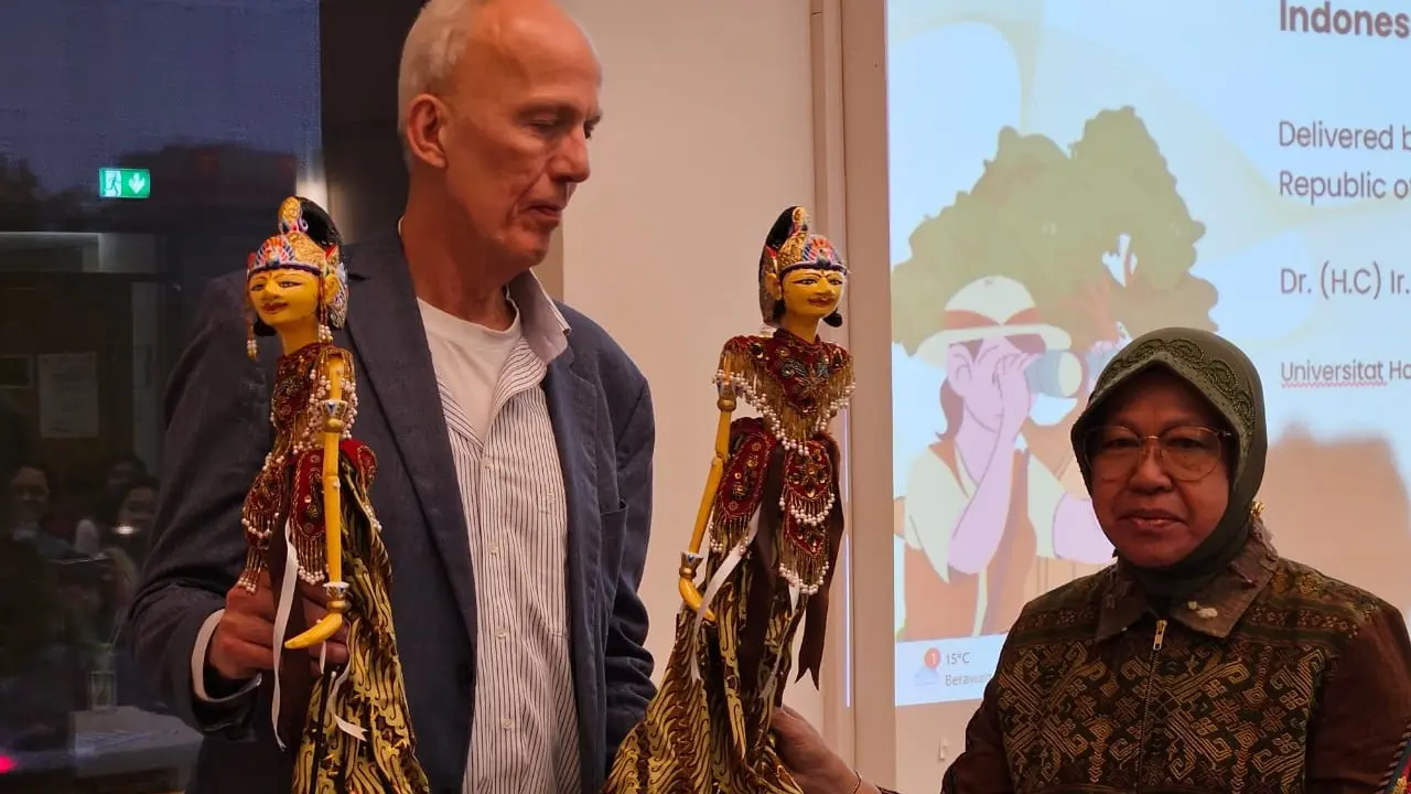 Mensos Risma menyerahkan Wayang Nakula dan Sadewa ke Prof. Dr. Jan van der Putten, Asien-Afrika Institut di Universität Hamburg Jerman.