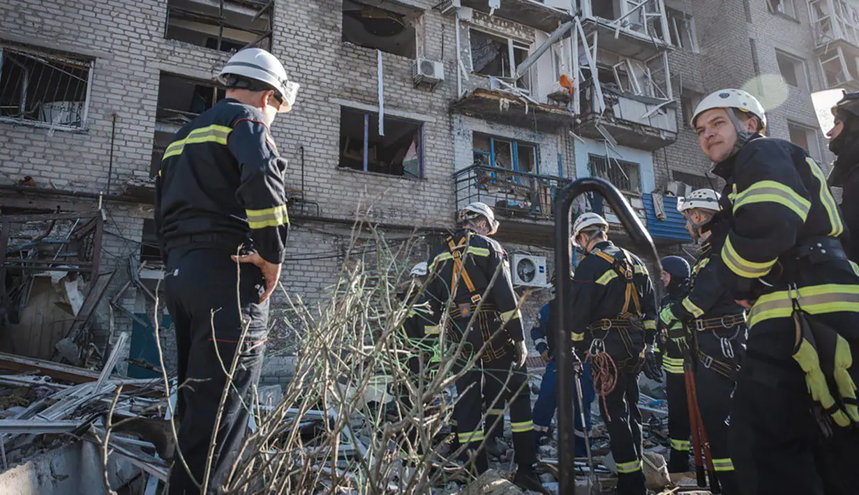 Kedua rudal yang menghantam dalam jeda waktu 40 menit antarsatu sama lain, merusak bangunan sembilan dan lima lantai, rumah, hotel, restoran, toko, dan gedung administrasi, kata Gubernur Donetsk Pavlo Kyrylenko. (Ukrainian Emergency Service via AP Photo)
