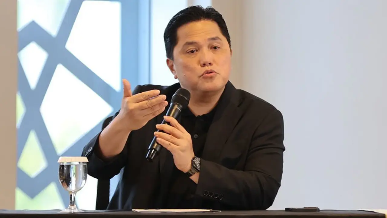 Ketum PSSI, Erick Thohir, mengumumkan Jordi Cruyff sebagai penasihat teknis Timnas Indonesia, Selasa (25/2/2025) sore. (c) Bola.net/Abdul Aziz
