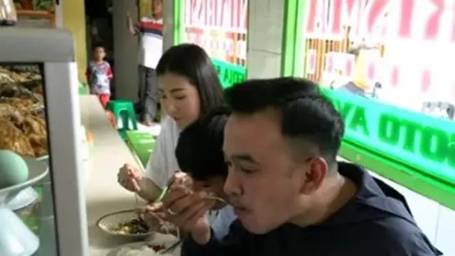 Potret Artis Cowok Makan di Warteg, Akui Suka Makanan yang Sederhana