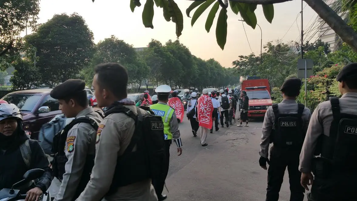 Massa kontra mendatangi sidang vonis Ahok di gedung Kementan, Jakarta Selatan. (Liputan6.com/Nanda Perdana Putra)