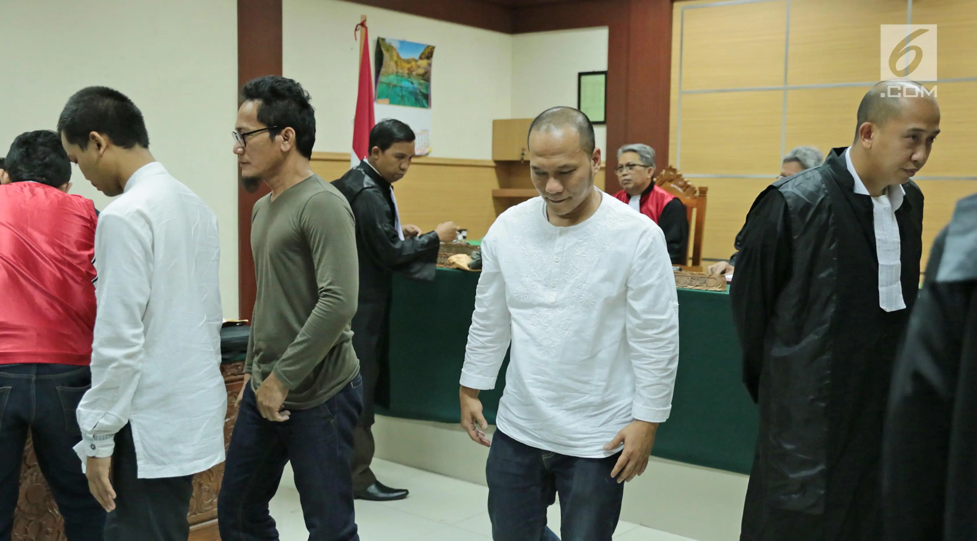 Rapper Iwa K meninggalkan ruangan usai menjalani sidang perdana di Pengadilan Negeri Tangerang, Rabu (6/9). Menurut kuasa hukumnya, Iwa K dinyatakan sebagai pengguna ringan dan direkomendasikan untuk direhabilitasi. (Liputan6.com/Pool)