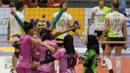 Para pemain Gresik Petrokimia merayakan keberhasilan menaklukan Jakarta Pertamina Energi. Kemenangan ini membuat Gresik United berada pada posisi ketiga klasemen final four. (Bola.com/Vitalis Yogi Trisna)